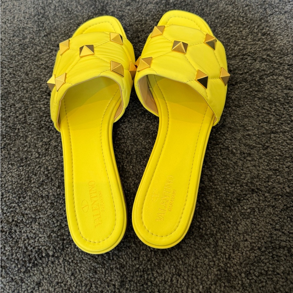 Stunning yellow flat Valentino Garavani sandals with rockstud